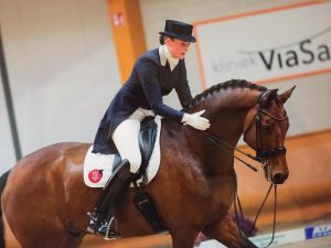 Elize Kettner op een paard